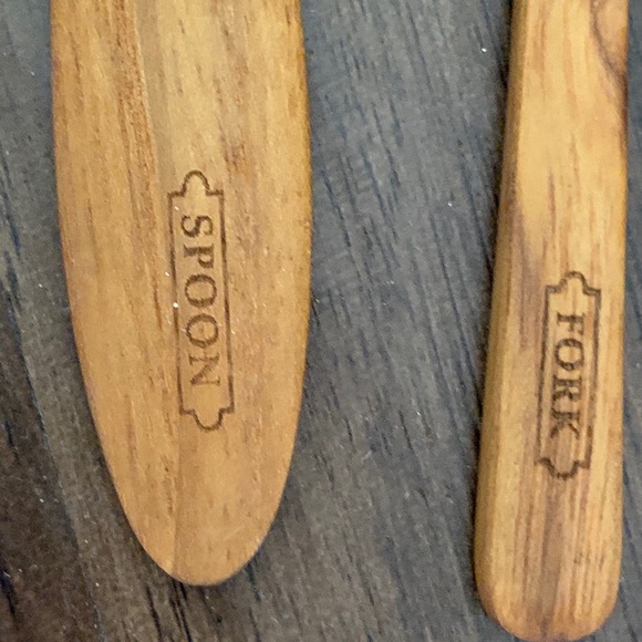 Sur la table wood spoon an fork - Picture 5 of 5